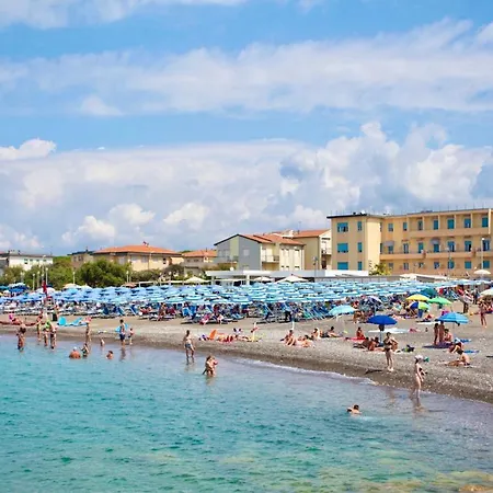 Hotell Isa-family In With Swimming Pool In Marina Di Cecina, Just 10 Meters From The Sea
