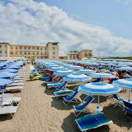 Isa-family In With Swimming Pool In Marina Di Cecina, Just 10 Meters From The Sea Hotell Cecina (Livorno)